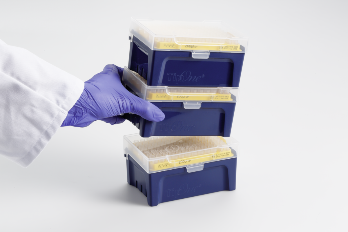 1,000 µl graduated TipOne® Tip, Blue, Racks (sterile) STARLAB